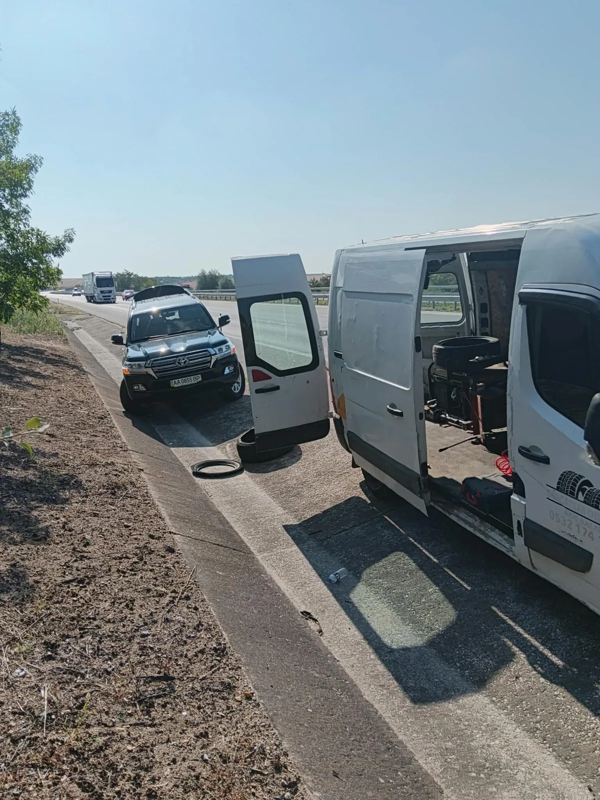 Otoyol kenarında SUV'a müdahale; servis aracının içindeki ekipman görünüyor